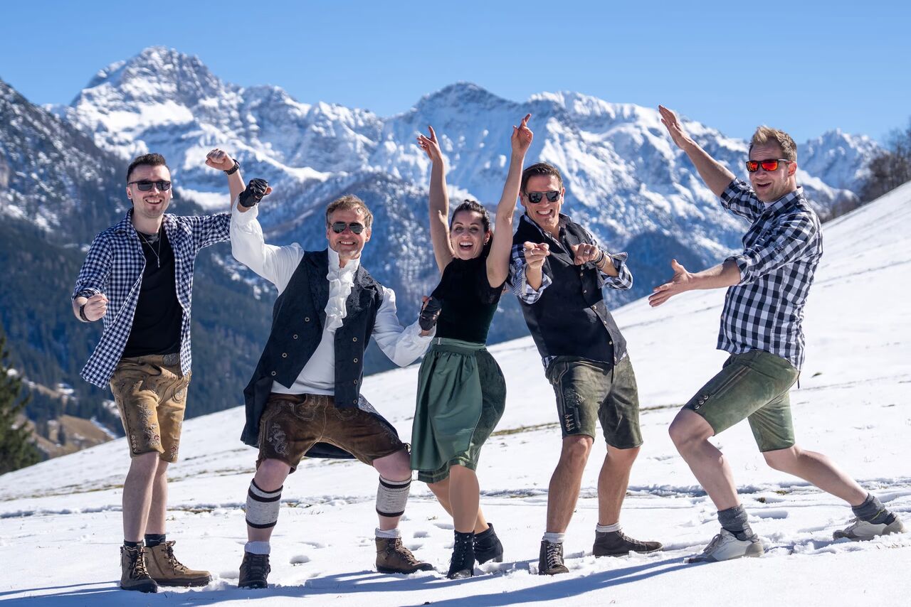 Die Oktoberfestband Alpenbanditen in den verschneiten Alpen