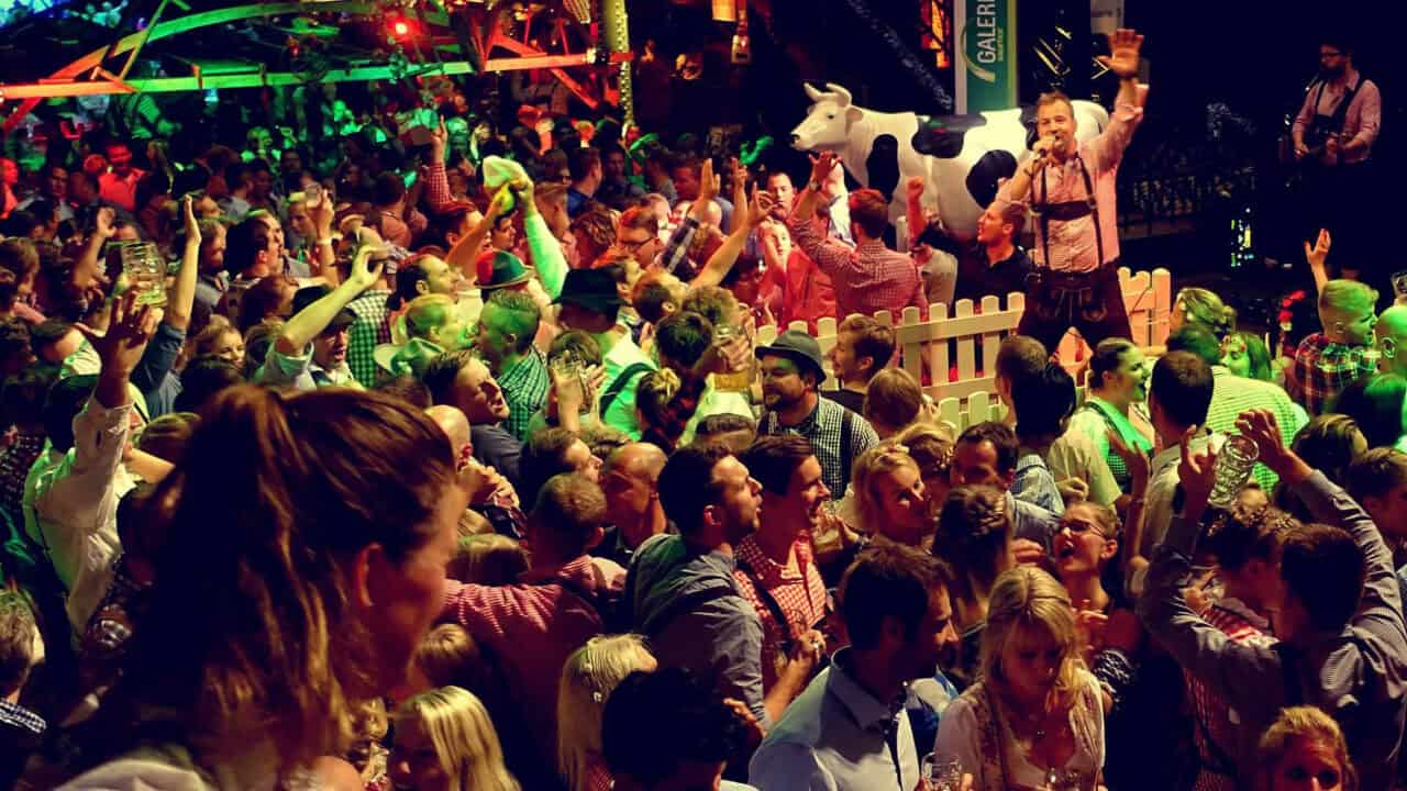 Die Resi mit dem Seppl auf dem Fischmarkt in Hamburg