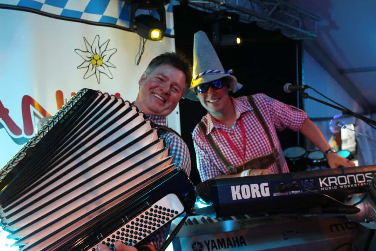 Bayrisches Oktoberfest mit Maß und Brezel im Herzen von Schwaben