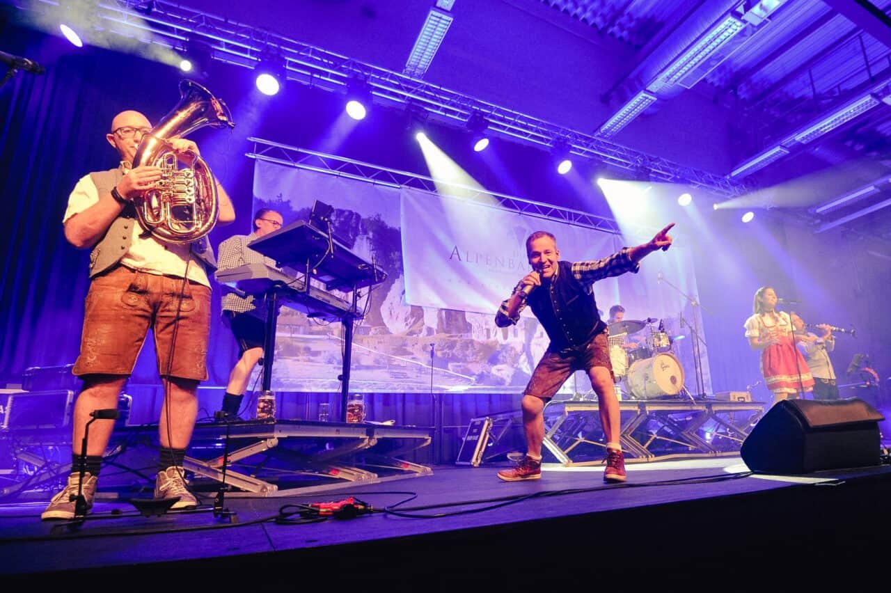 Strohballen, Stiefelträger, Stimmungsexplosion – Aurich zeigt, wie Oktoberfest geht!